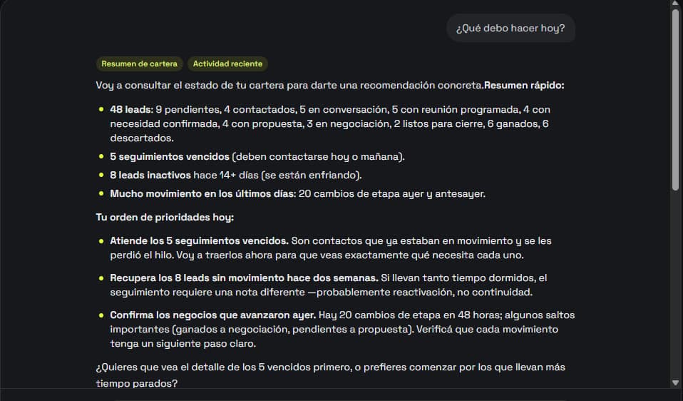 Chat de IA Comercial de Orus IQ respondiendo qué hacer hoy: desglosa los 48 leads por etapa, marca los seguimientos vencidos y propone un orden de prioridades.